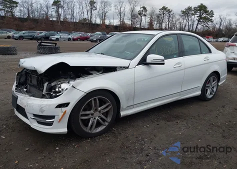 2013 Mercedes-Benz C 300 Sport 4Matic z USA, uszkodzony, nr VIN WDDGF8AB1DG088748